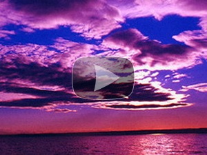 красно-малин-фиолет-облака на морем
