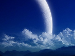 луна между синими облаками